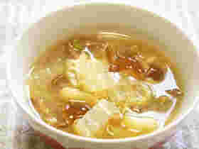 白菜となめこの味噌汁