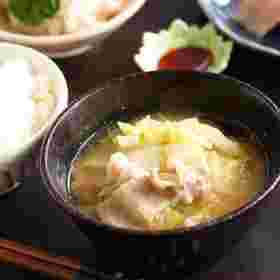 定食のおぼんに乗った白菜と豚肉の味噌汁