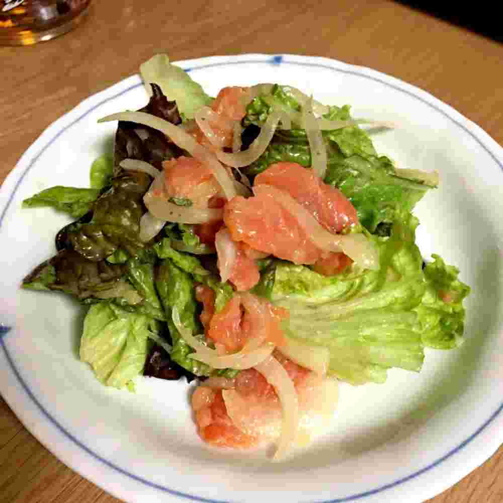 レタスの上にのったサーモンマリネ