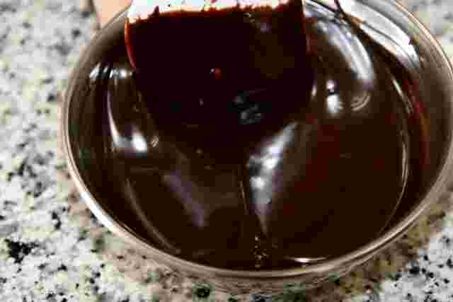 チョコムースケーキにかけるグラサージュ