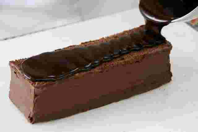 グラサージュをチョコムースケーキにかける