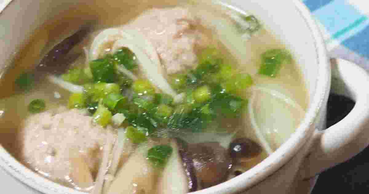 ひき肉と玉ねぎで作る肉団子とたっぷりキノコのとろみスープ
