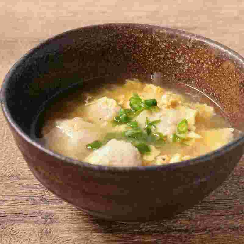 鶏ひき肉と玉ねぎで作る生姜入り肉団子の中華風スープ