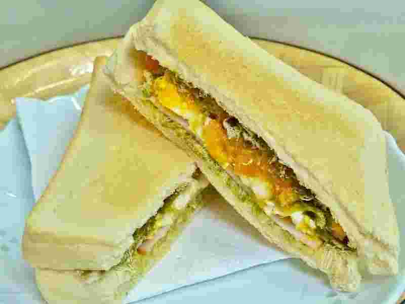 とろろ昆布をはさんだサンドイッチ