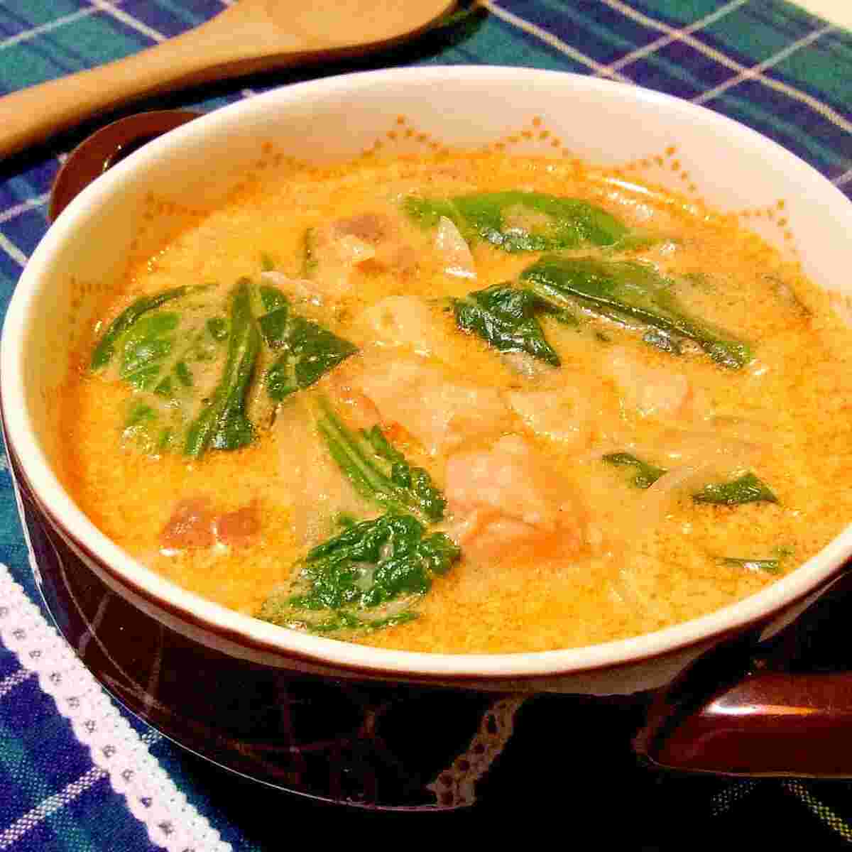 サーモンとほうれん草のトマトシチュー