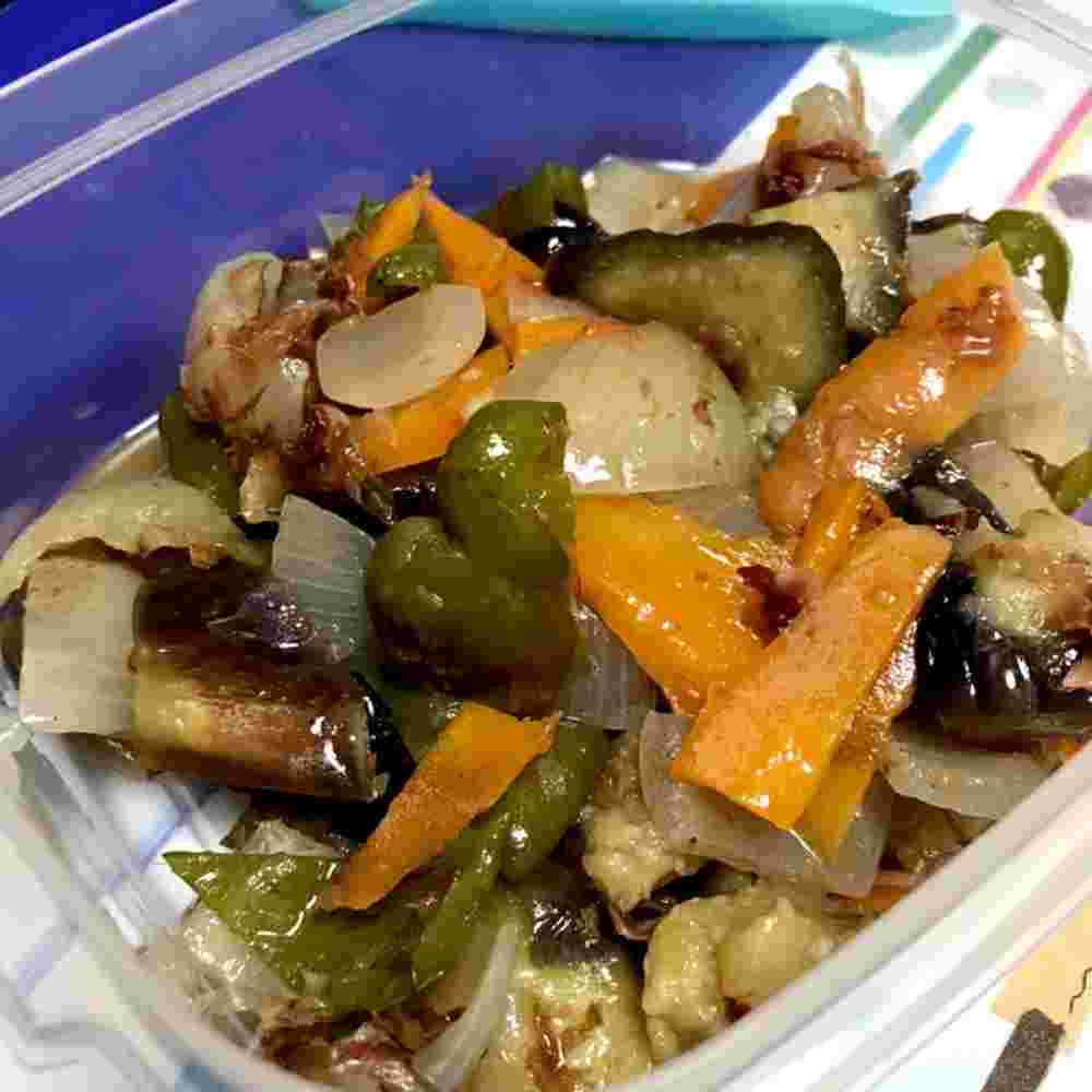 なすと玉ねぎを使ったカラフル野菜のレンジ煮びたし