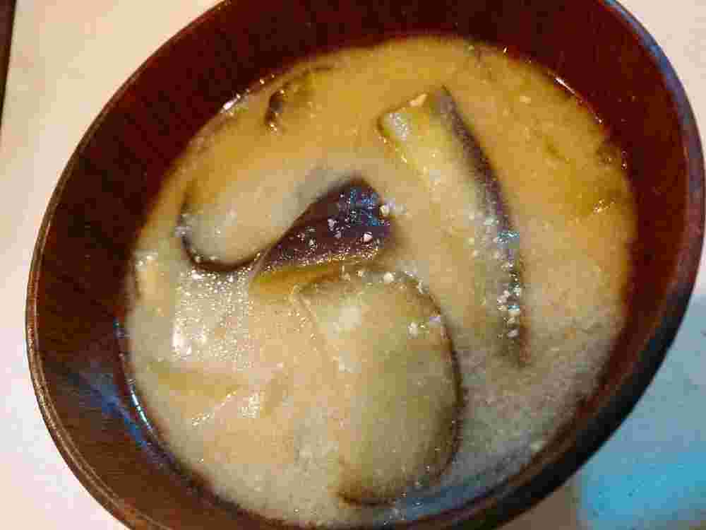 お椀に注がれたなすと玉ねぎの味噌汁