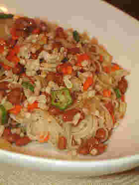 皿の上の温かい納豆そうめんチャンプルー