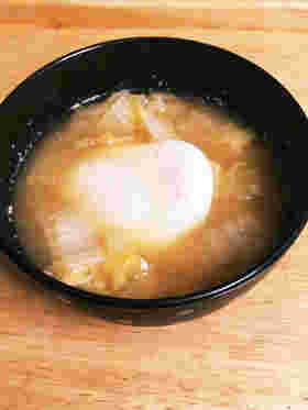 白菜と落とし卵の味噌汁