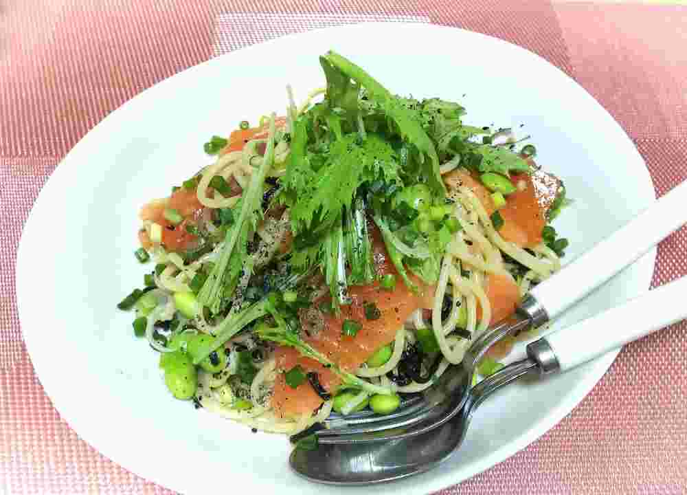 サーモンの刺身と香味野菜の冷製パスタのレシピ