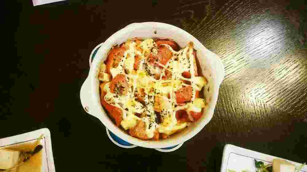 サーモンの刺身とトマトのチーズ焼き