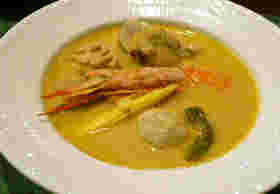 タイ風のシーフードカレースープ
