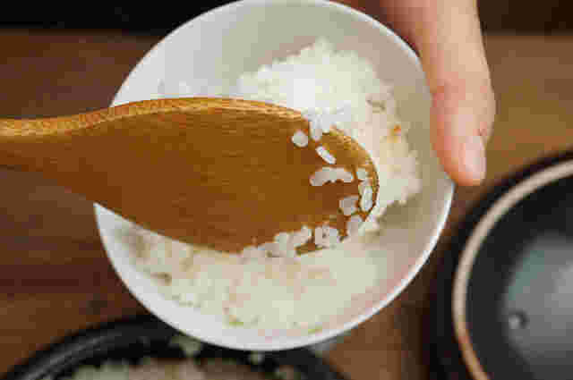 茶碗を使って作る塩むすび