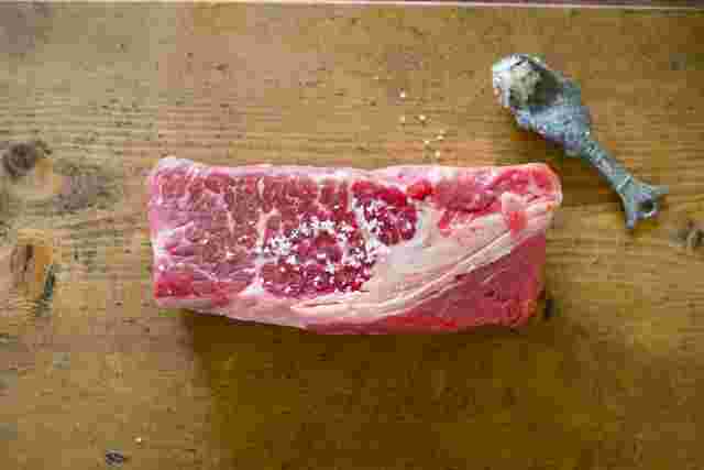 まな板の上のカレー用肉