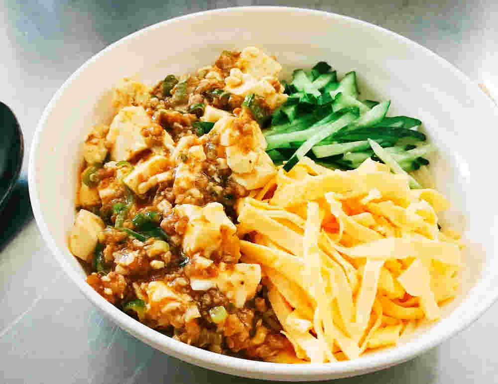 どんぶりに入っている麻婆豆腐と錦糸卵