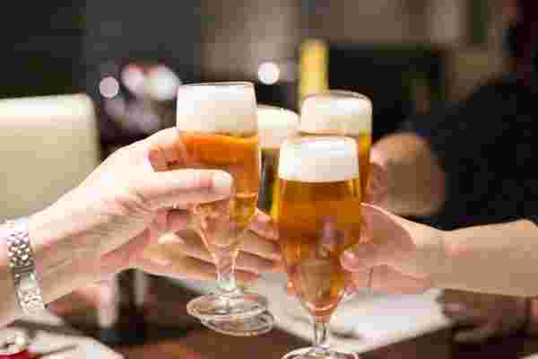 ビールグラスを合わせて昼飲みを楽しんでいる様子