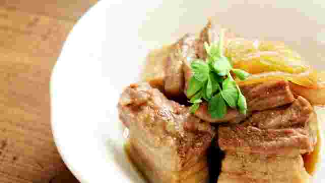 火を使わない料理である白い器に盛られた豚の角煮