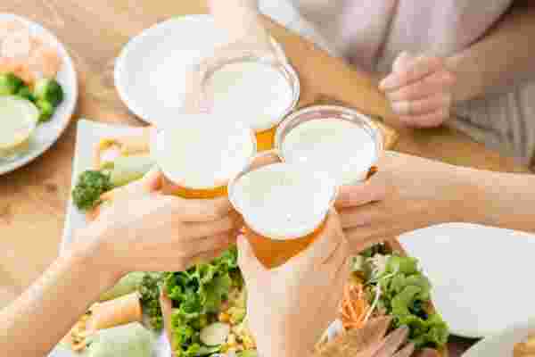 ビールで昼飲みをしている様子