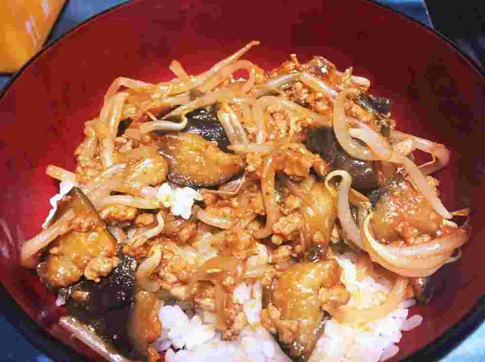 ケチャップで作るなすともやしのひき肉丼