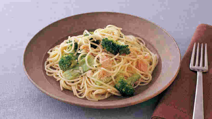 茶色い器にブロッコリーと鮭フレークのパスタが盛られている様子