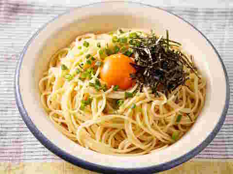 皿に盛られた卵かけパスタ