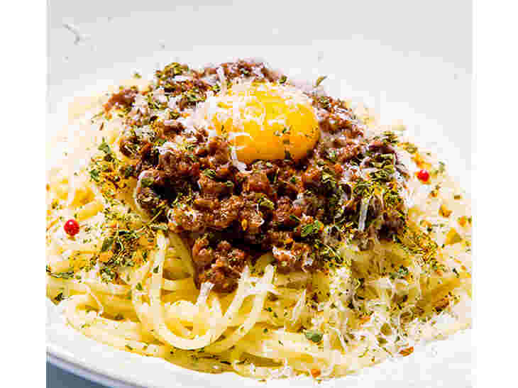 卵が乗ったミートソースパスタ