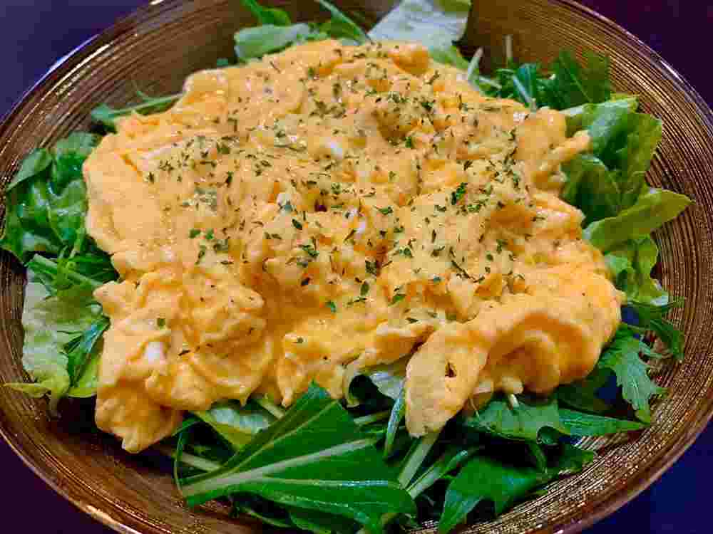 卵と野菜を使った水菜とレタスのスクランブルサラダ