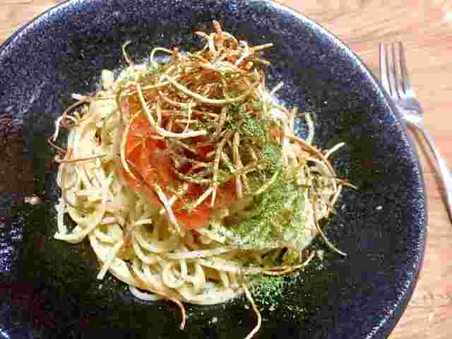 人気の鮭パスタ「スモークサーモンとナッツオイルのパスタ」