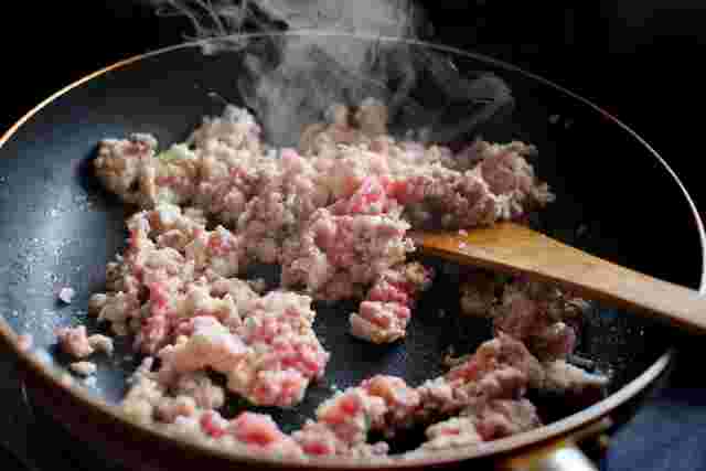 フライパンの中でひき肉を炒める