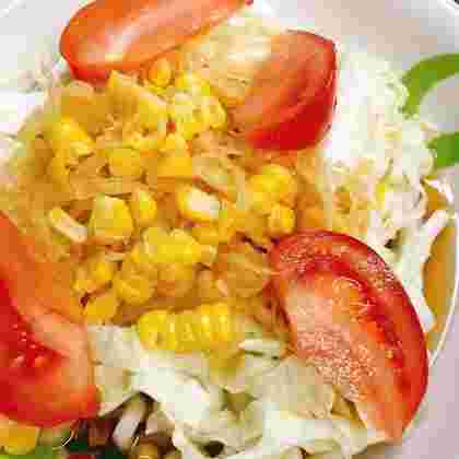 野菜がたっぷりのった冷やしたぬきうどん