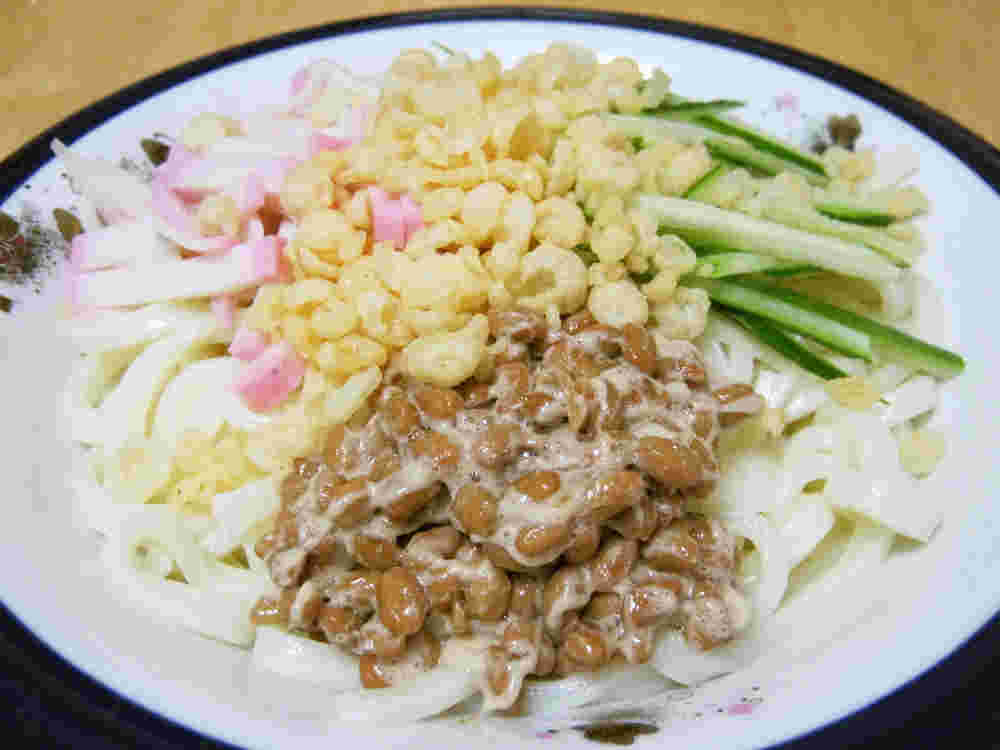 納豆が乗った冷やしたぬきうどん
