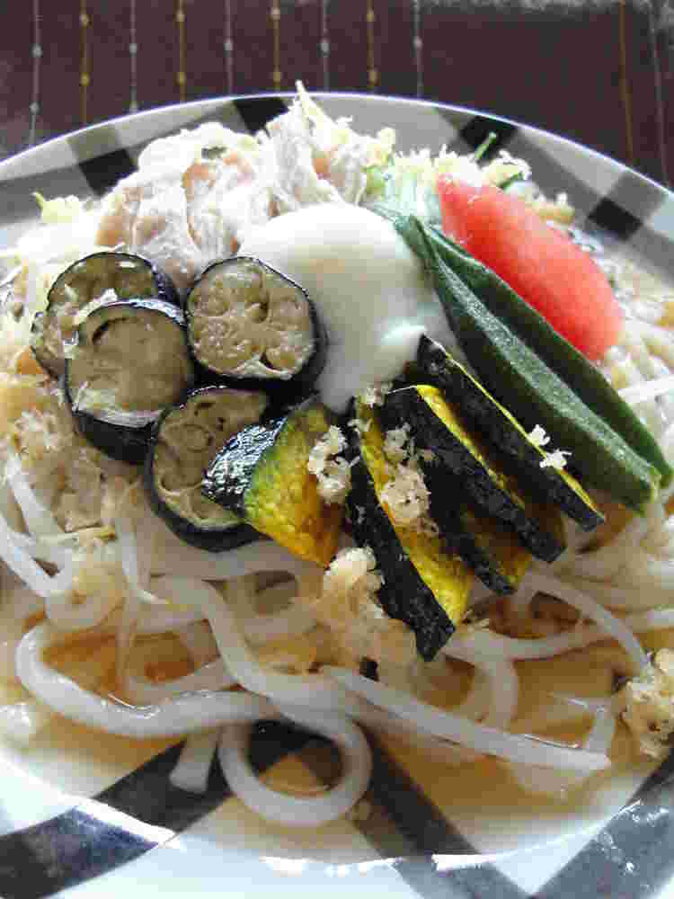 夏野菜の素揚げがのった冷やしたぬきうどん