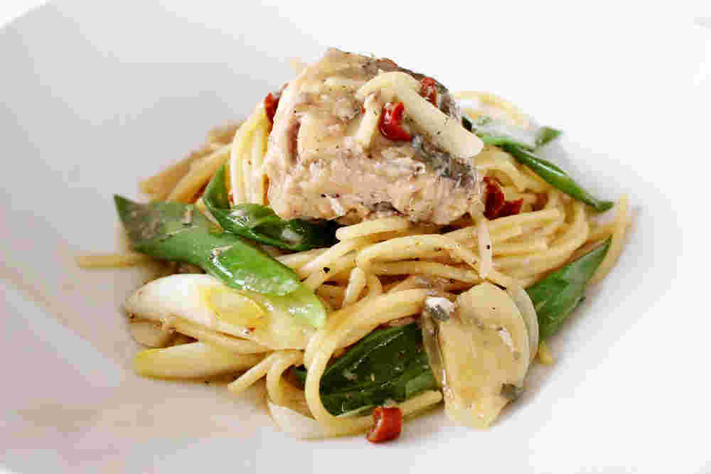 火を使わない料理であるサバとネギのパスタが白い器に乗っている様子