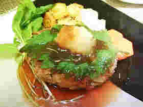 大根おろしが乗っている和風ハンバーグ