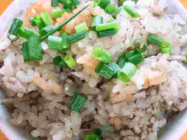 牛ひき肉とごぼうの炊き込みご飯の入ったお椀