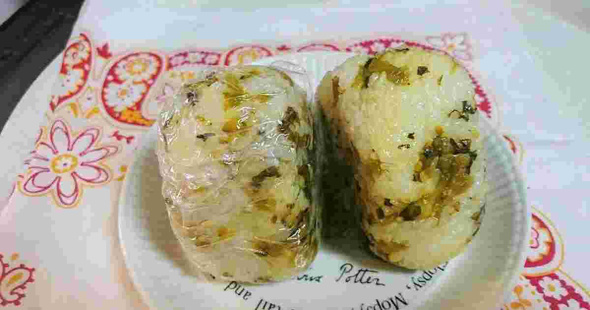 おにぎりの具に高菜を使ったゴマ醤油の高菜おにぎり