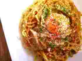 玉ねぎのカレー卵かけパスタ