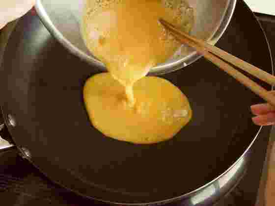 薄焼き卵をフライパンで焼いている様子