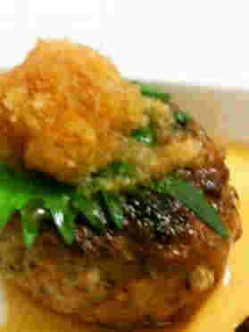 大根おろしが乗っている和風ハンバーグ