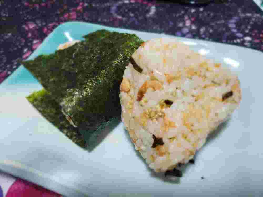 皿に盛られた鮭おにぎり