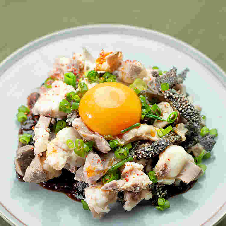 人気のホルモン料理「牛ホルモン刺」