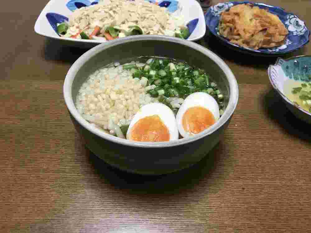 卵と揚げ玉、ネギがのった冷やしたぬきうどん