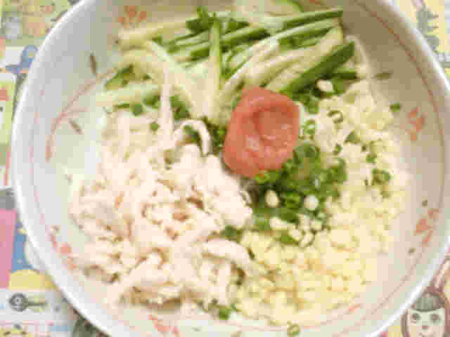 梅干しとささみがのった冷やしたぬきうどん
