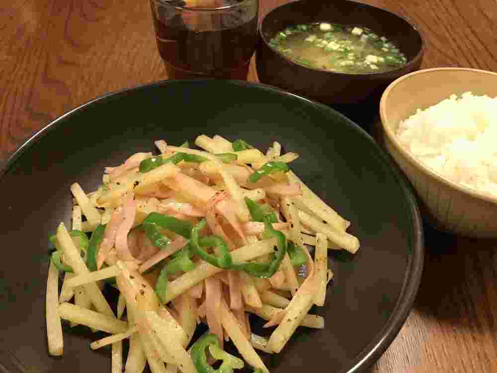 じゃがいもとピーマンとハムの炒めもの