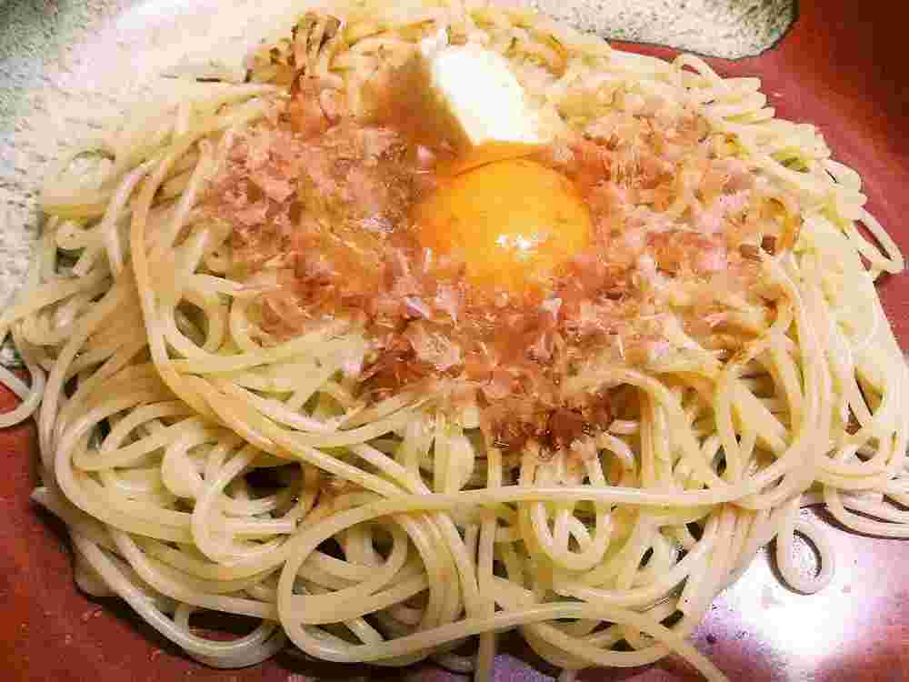 鰹節をトッピングした卵かけパスタ