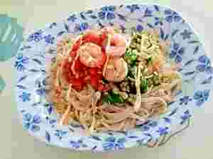 エビとトマト、オクラがのった冷やしたぬきうどん