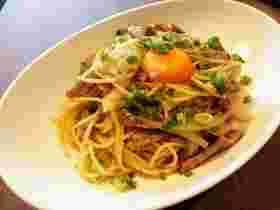 卵を乗せたごま油のパスタ