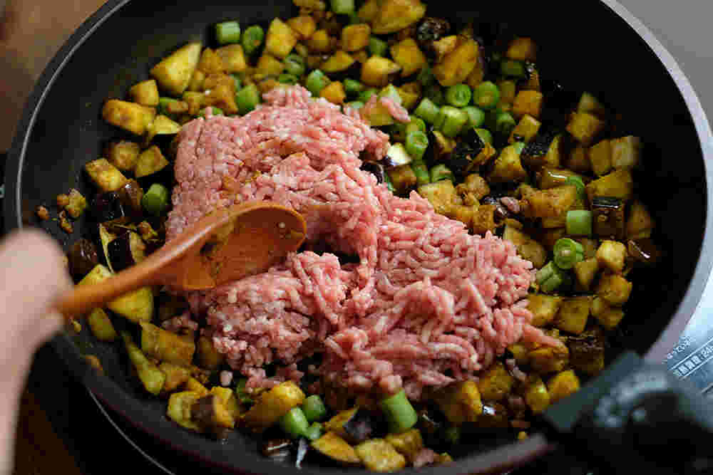 野菜炒めに加えられたひき肉