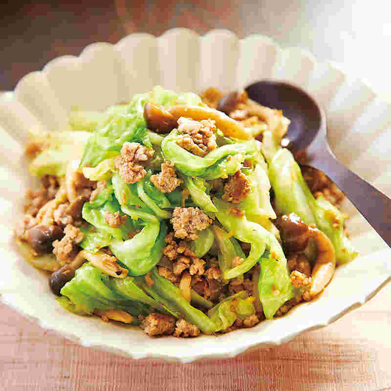 ひき肉を使ったおつまみ「ちぎりキャベツの香味そぼろ炒め」