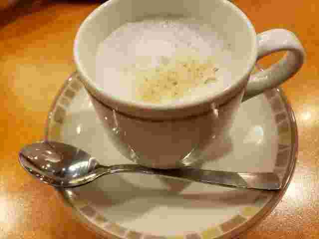 コーヒーソーサーに乗ったカップに入っているカフェラテ